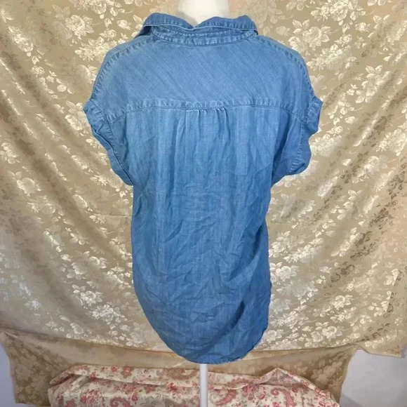 Beach Lunch Lounge Chambray Denim Short Sleeved Blouse Size M - Picture 2 of 5